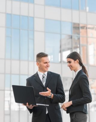 businessman-businesswoman-talking-each-other (1)